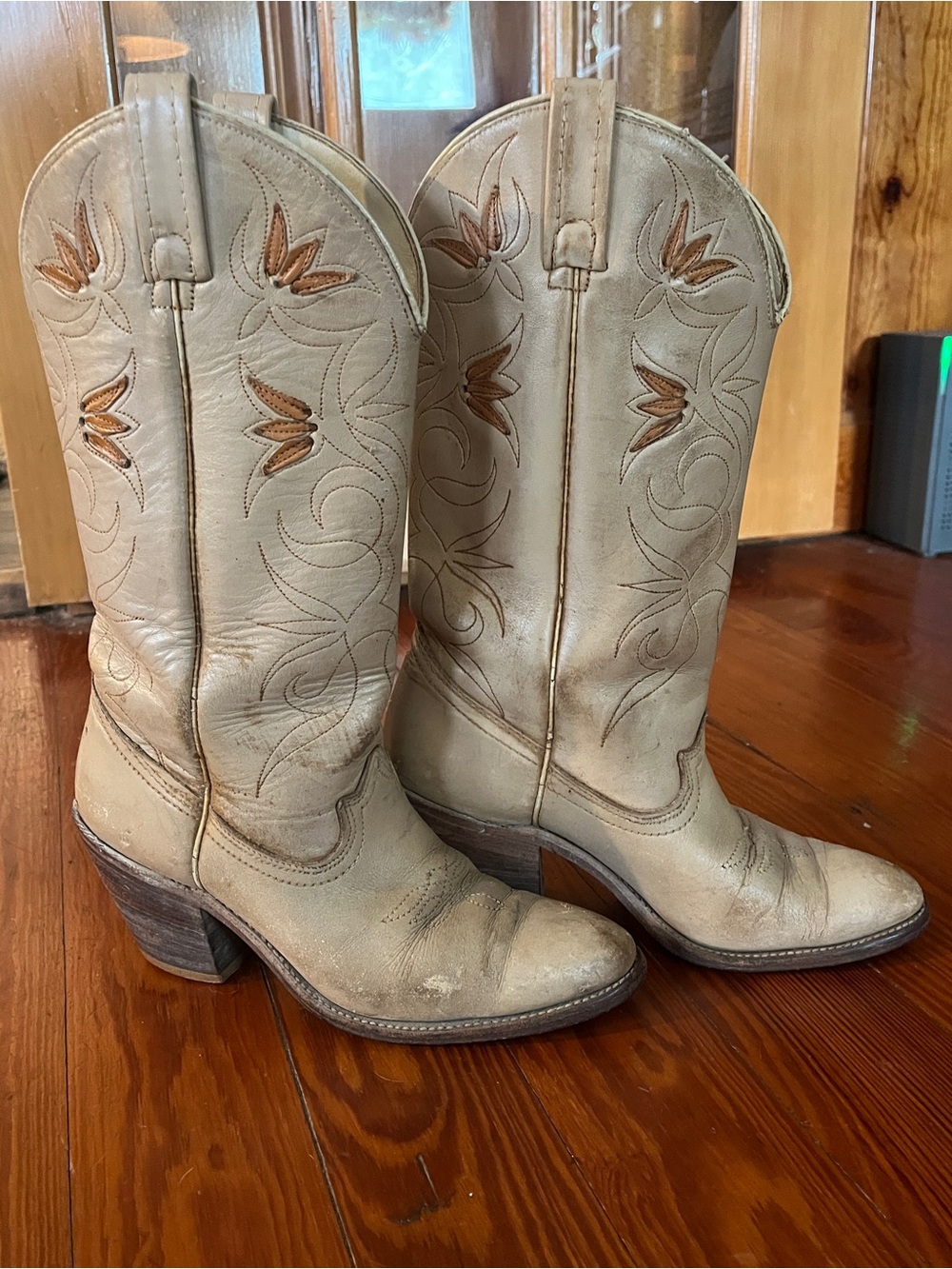 Vintage Acme Distressed Cream Leather Cowboy Cowgirl Boots Size 7M Made in USA
